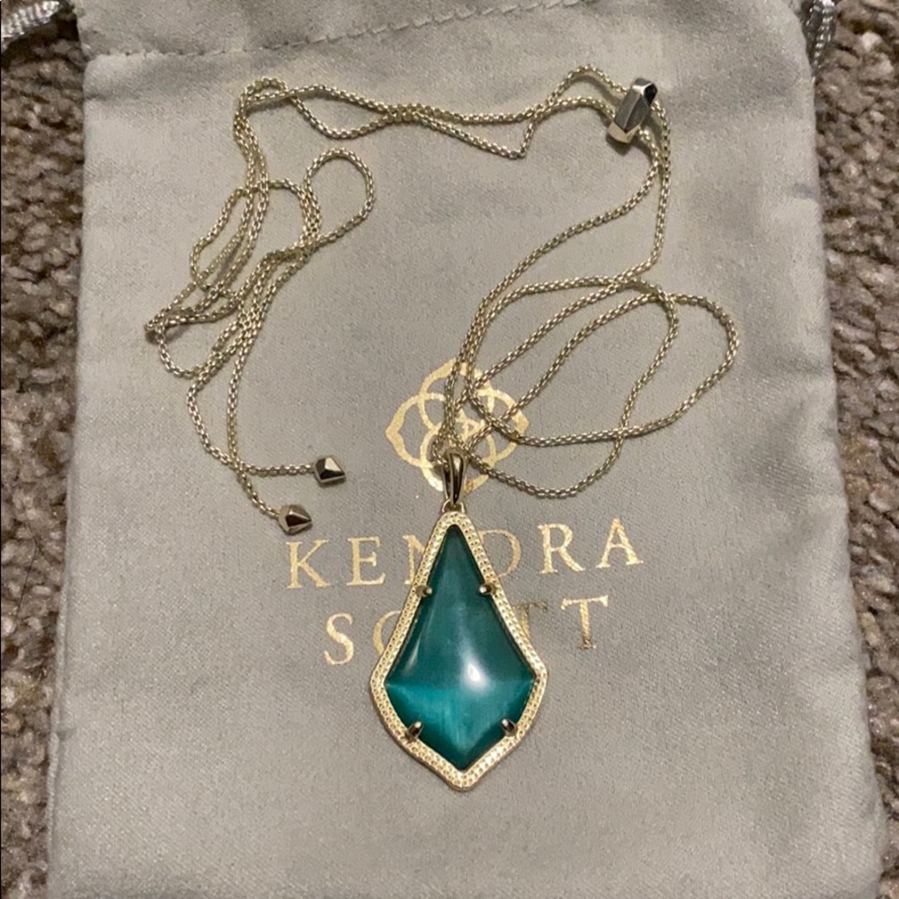 Kendra Scott necklace